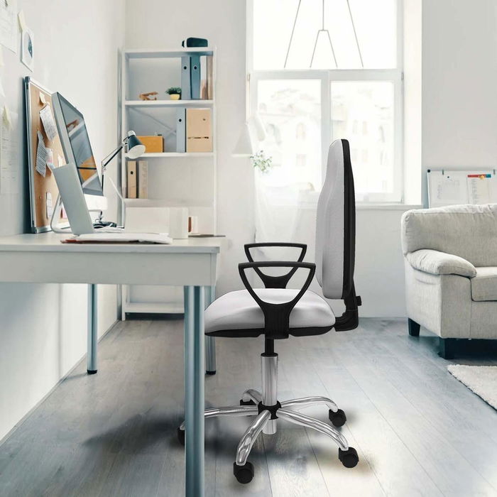 Silla de oficina Algarra con mecanismo Contacto permanente básico tapizada con Tela color Pistacho. Equipada con Base cromada, Brazos fijos y Ruedas de nailon 50 mm