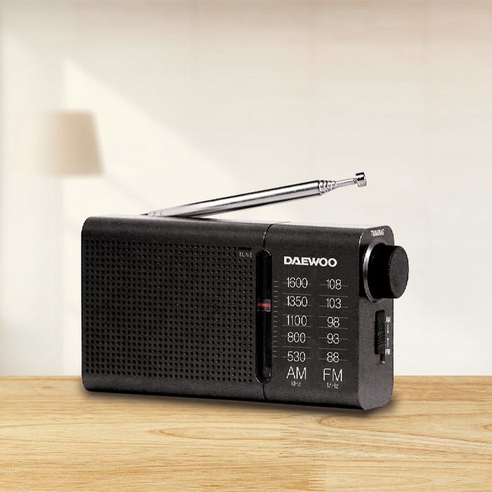 DAEWOO RADIO PORTATIL AM/FM NEGRO CON ALTAVOZ INTEGRADO - INCLUYE AURICULARES