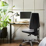 Silla de oficina Elche con mecanismo Asincro tapizada con Tela color Lila. Equipada con Base cromada, Sin brazos y Ruedas 65 mm parqué