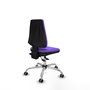 Silla de oficina Elche con mecanismo Asincro tapizada con Tela color Lila. Equipada con Base cromada, Sin brazos y Ruedas 65 mm parqué