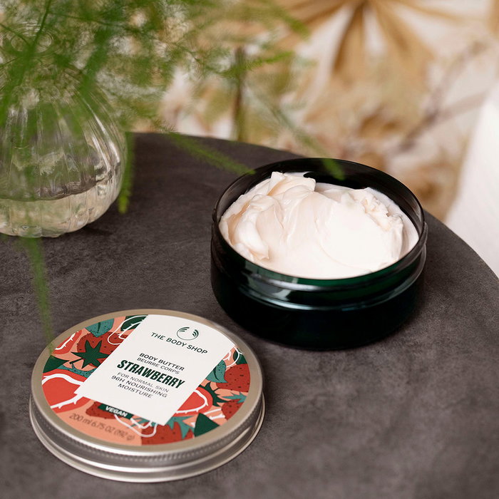 The Body Shop Body Butter STRAWBERRY Manteca Corporal Hidratante con Aceite de Fresa y Karité, 96h de Hidratación, 95% Ingredientes Naturales, Vegano, 200 ml The Body Shop Body Butter STRAWBERRY Manteca Corporal Hidratante con Aceite de Fresa y Karité, 96h de Hidratación, 95% Ingredientes Naturales, Vegano, 200 ml