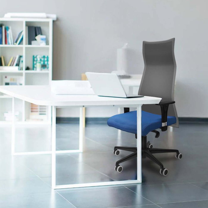 Sillón Albacete con mecanismo Sincro tapizada con Tela color Gris claro y malla color Gris. Equipado con Base nailon negra, Brazos 1D y Ruedas 65 mm parqué