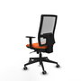 Silla de oficina Horna con mecanismo Sincro tapizada con Tela color Naranja y malla color Blanco. Equipada con lumbar 1D, Brazos 1D y Ruedas 65 mm parqué