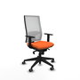 Silla de oficina Horna con mecanismo Sincro tapizada con Tela color Naranja y malla color Blanco. Equipada con lumbar 1D, Brazos 1D y Ruedas 65 mm parqué