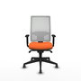 Silla de oficina Horna con mecanismo Sincro tapizada con Tela color Naranja y malla color Blanco. Equipada con lumbar 1D, Brazos 1D y Ruedas 65 mm parqué