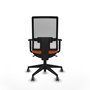 Silla de oficina Horna con mecanismo Sincro tapizada con Tela color Naranja y malla color Blanco. Equipada con lumbar 1D, Brazos 1D y Ruedas 65 mm parqué