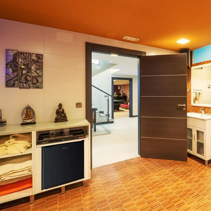 Manta Minibar MM515PBK - Frigorífico Independiente 46 Litros, Negro, Clase Energética E (80 kWh/año), Capacidad Congelador 5 L, Puertas Reversibles, Clima N-ST