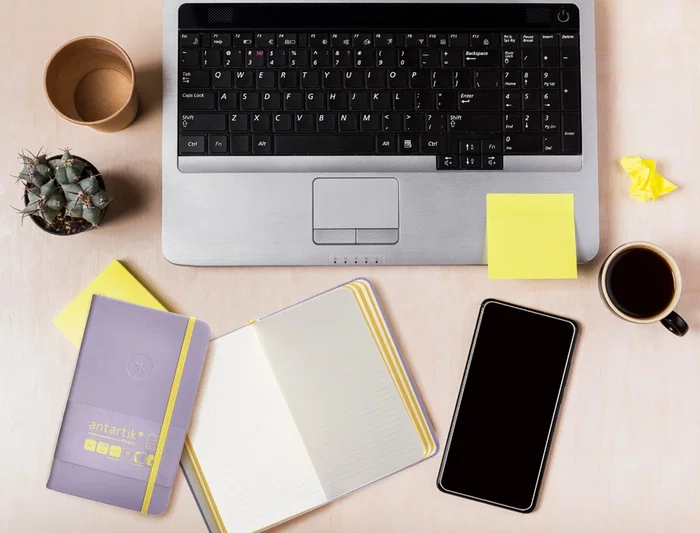 Antartik Cuaderno A6 Tapa Dura 100 Hojas Rayas Morado y Amarillo 80gr FSC