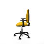 Silla de oficina Algarra con mecanismo Contacto permanente básico tapizada con Tela color Amarillo. Equipada con Base poliamida negra, Brazos 1D y Ruedas autofrenantes