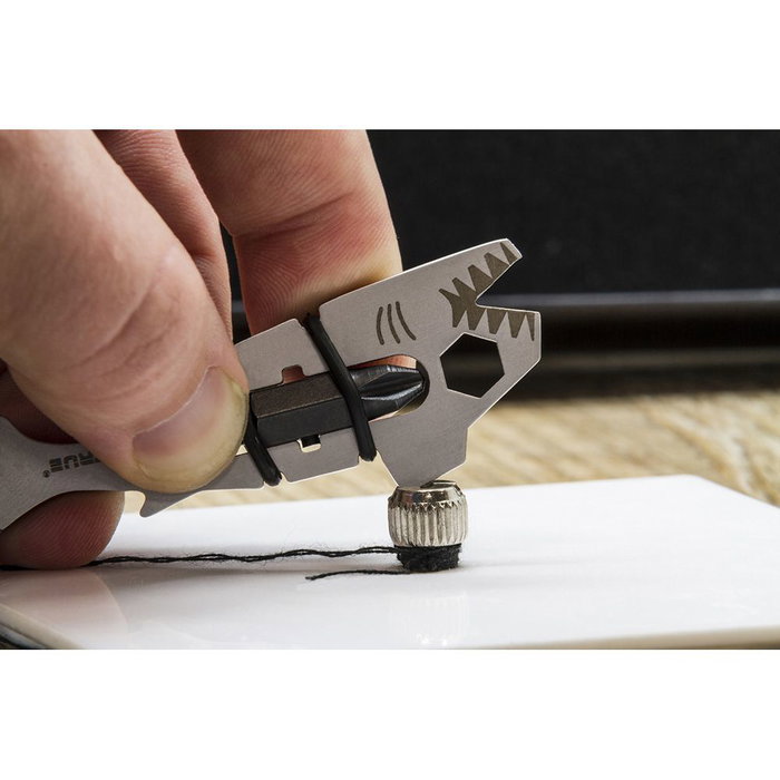 True Multiherramienta 12 en 1 Sharkey con 6 Destornilladores, Abrebotellas, Abrelatas, Sierra, Barra de Palanca y Lima - Herramienta Multiusos Compacta