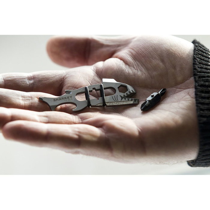 True Multiherramienta 12 en 1 Sharkey con 6 Destornilladores, Abrebotellas, Abrelatas, Sierra, Barra de Palanca y Lima - Herramienta Multiusos Compacta