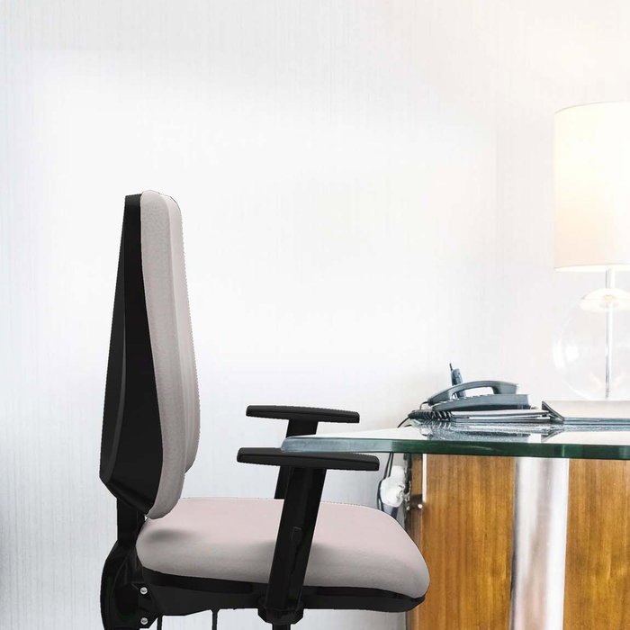 Silla de oficina Elche con mecanismo Asincro tapizada con Similpiel color Pistacho. Equipada con Base piramidal negra, Brazos 1D y Ruedas 65 mm parqué