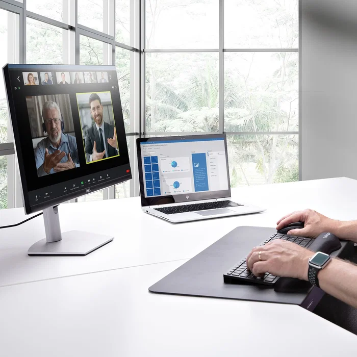 Startech.com DSKCRNRSLV bandeja organizadora ergonómica para esquina de escritorio en L, extensor de acero negro (63.5x33.2 cm), mejora espacio de trabajo