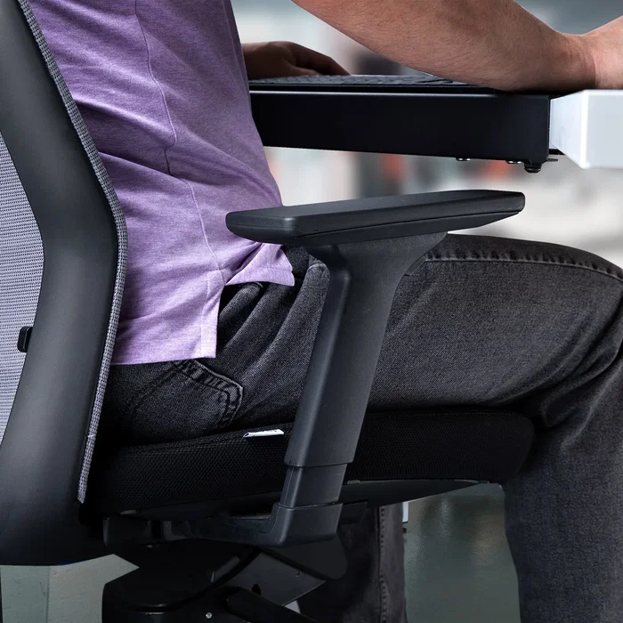 Startech.com DSKCRNRSLV bandeja organizadora ergonómica para esquina de escritorio en L, extensor de acero negro (63.5x33.2 cm), mejora espacio de trabajo