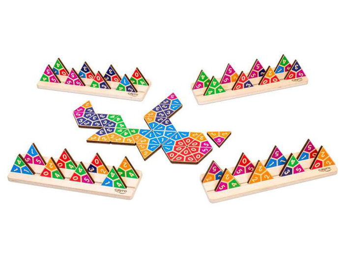 Cayro Domino Triangular Travel Metal Box, Juego de Viaje con 56 Fichas y 4 Atriles de Madera FSC, Idiomas: Español, Inglés, Francés
