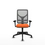 Silla de oficina Motilla con mecanismo Sincro tapizada con Tela color Naranja y malla color Gris. Equipada con lumbar 1D, Brazos 3D y Ruedas 65 mm parqué