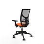 Silla de oficina Motilla con mecanismo Sincro tapizada con Tela color Naranja y malla color Gris. Equipada con lumbar 1D, Brazos 3D y Ruedas 65 mm parqué