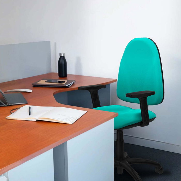 Silla de oficina Algarra con mecanismo Contacto permanente básico tapizada con Similpiel color Gris. Equipada con Base poliamida negra, Brazos 2D y Ruedas de nailon 50 mm