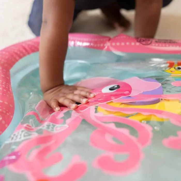 Baby Einstein BRI17558 - Colchoneta de agua grande para niñas, juego sensorial y de desarrollo infantil inflable, plegable, fácil de limpiar, desde 0 meses