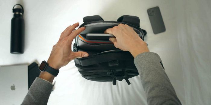 Hyper HyperPack Pro con Módulo de Localización Compatible con Apple Find My, Mochila Antirrobo y Resistente al Agua para Profesionales Creativos