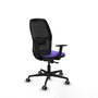 Silla de oficina Alfera con mecanismo Sincro tapizada con Tela color Lila y malla color Negro. Equipada con lumbar 1D, Brazos 1D y Ruedas 65 mm parqué