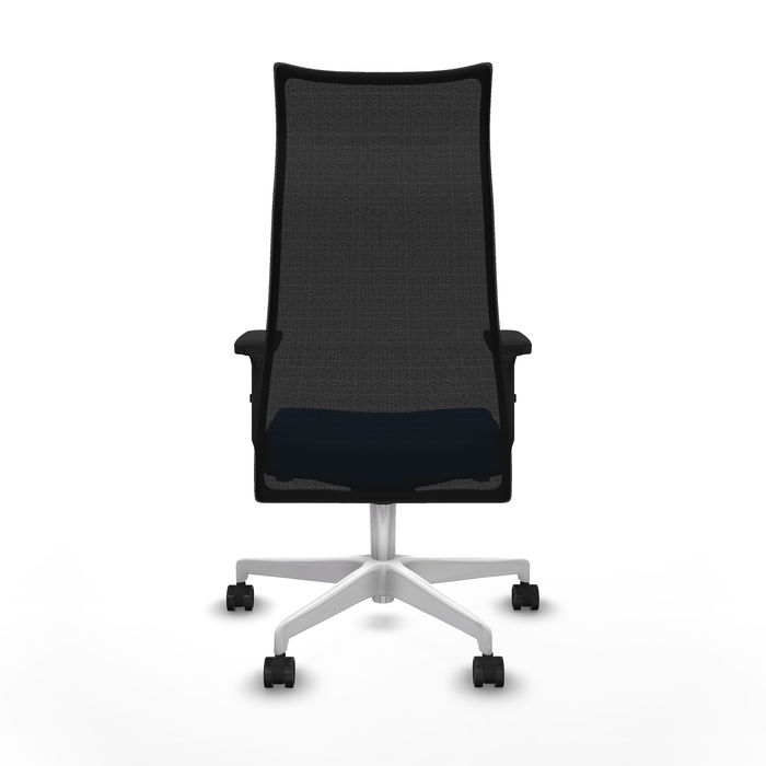 Sillón Albacete con mecanismo Sincro tapizada con Similpiel color Azul y malla color Negro. Equipado con Base poliamida blanca, Brazos 2D y Ruedas 65mm nailon