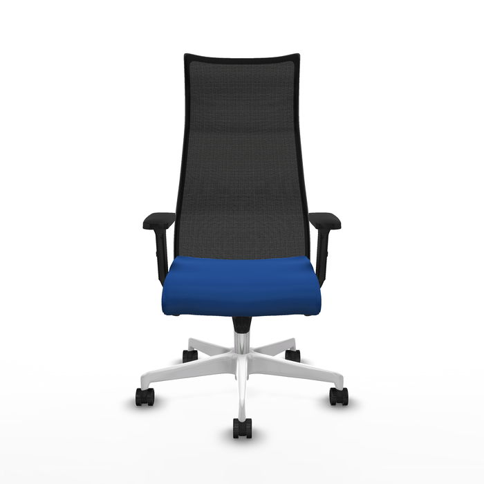 Sillón Albacete con mecanismo Sincro tapizada con Similpiel color Azul y malla color Negro. Equipado con Base poliamida blanca, Brazos 2D y Ruedas 65mm nailon