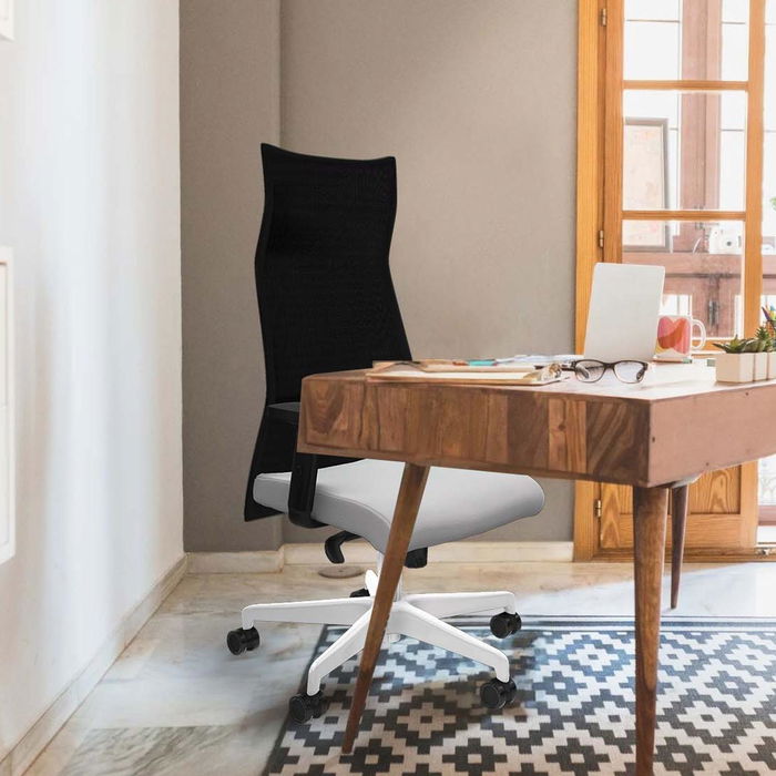 Sillón Albacete con mecanismo Sincro tapizada con Similpiel color Azul y malla color Negro. Equipado con Base poliamida blanca, Brazos 2D y Ruedas 65mm nailon