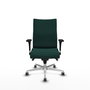 Silla Albacete confidente con mecanismo Sincro tapizada con Similpiel color Verde botella. Equipada con Base aluminio, Brazos 1D y Ruedas 65 mm parqué