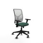 Silla de oficina Motilla con mecanismo Sincro tapizada con Tela color Verde botella y malla color Blanco. Equipada con lumbar 1D, Brazos 3D y Ruedas 65 mm parqué