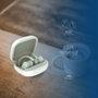Daewoo Auricular TWS Sport con Gancho, Bluetooth 5.0, Indicador LED de Batería, 30mAh/300mAh, Carga Tipo C, Blanco