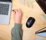 Trust Ozaa - Ratón Inalámbrico Bluetooth/2.4GHz Compacto Silencioso para Oficina, 3200 DPI, Multidispositivo (hasta 3), Recargable USB-C, 6 Botones, Negro