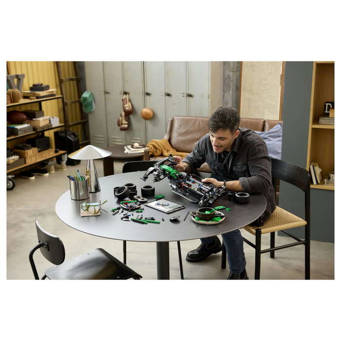 LEGO Technic 42240 Aston Martin Aramco AMR25 F1 Auto