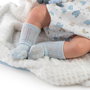 Muñecas Guca Muñeco Reborn Alexis 42 cm - Bebé realista con babero, capota y mantita