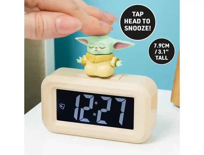 Wondee Despertador Digital con Lámpara Grogu de Mandalorian, Alarma con Luz Nocturna y Figurita para Habitación de Jugadores, 16 cm Altura