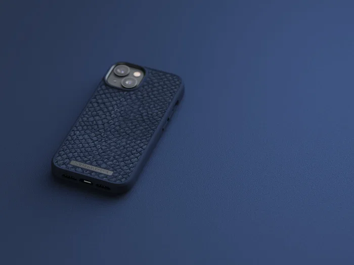 Njord byELEMENTS Funda para iPhone 14 con MagSafe de cuero de salmón, color azul, protección certificada MIL-STD-810H