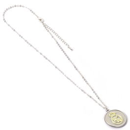 THE CARAT SHOP Colgante Real Madrid Plateado con Escudo en Relieve Dorado, Cadena Ajustable 40cm