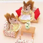 Sylvanian Families 4464 Set de Sala de Estar con Sofá, 2 Sillones y Mesa, Juguete para Niñas a partir de 4 Años