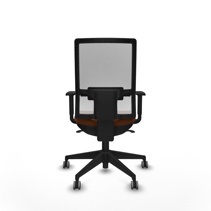 Silla de oficina Horna con mecanismo Sincro tapizada con Similpiel color Marrón y malla color Blanco. Equipada con lumbar 1D, Brazos 1D y Ruedas 65 mm parqué