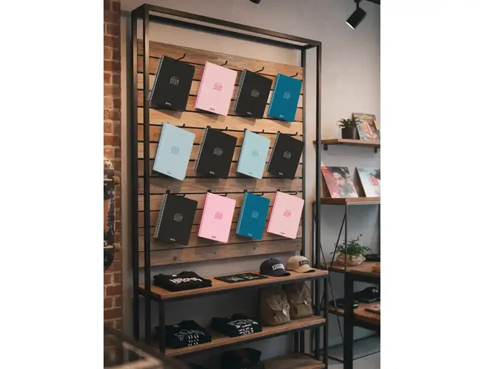 Liderpapel Agenda Escolar 2026-2027 Espiral Basic 2 Días Página A5 Bilingüe Azul Turquesa - Papel FSC 70g con Gomilla, Tapa de Polipropileno
