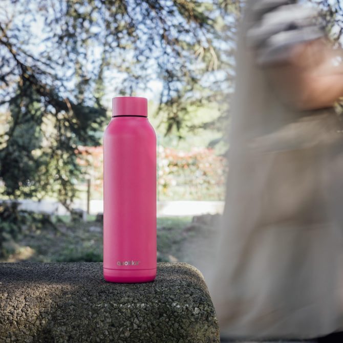 QUOKKA Botella Termo Acero Inoxidable 630 ml, Color Frambuesa Rosa Sólido, Modelo Solid Rasberry Pink
