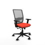 Silla de oficina Haches con mecanismo Sincro/Traslack tapizada con Tela color Naranja oscuro y malla color Gris. Equipada con lumbar 1D, Brazos 2D y Ruedas 65mm nailon