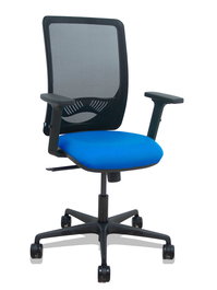 Silla de oficina Zulema con mecanismo Sincro tapizada con Tela color Azul y malla color Negro. Equipada con lumbar 1D, Brazos 2D y Ruedas 65mm nailon