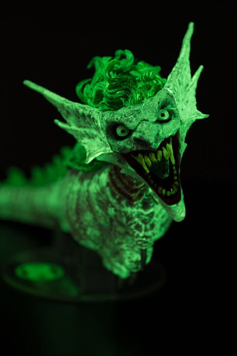 McFarlane Toys Dark Nights: Metal DC Multiverse Figura The Joker Dragon Glow in the Dark Edition (Gold Label) 25 cm