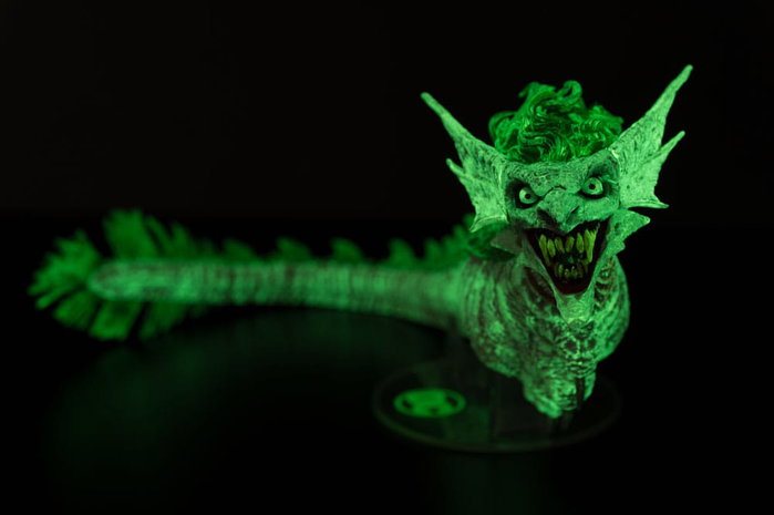 McFarlane Toys Dark Nights: Metal DC Multiverse Figura The Joker Dragon Glow in the Dark Edition (Gold Label) 25 cm