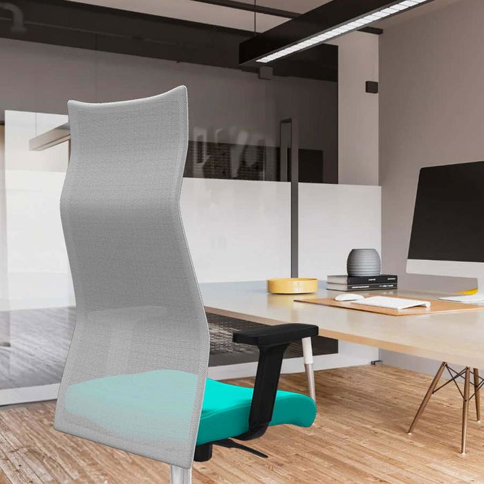 Sillón Albacete con mecanismo Sincro tapizada con Similpiel color Rojo y malla color Gris. Equipado con Base aluminio, Brazos 2D y Ruedas 65mm nailon