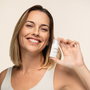 Pack Masajeador de Ojos Antiedad con Fototerapia y Termoterapia y Contorno de Ojos Rice Joyglow 15 ml InnovaGoods