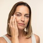 Pack Masajeador de Ojos Antiedad con Fototerapia y Termoterapia y Contorno de Ojos Rice Joyglow 15 ml InnovaGoods