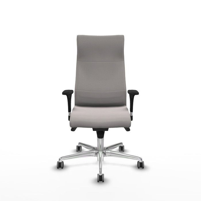 Sillón Albacete con mecanismo Sincro tapizada con Similpiel color Blanco. Equipado con Base aluminio, Brazos 1D y Ruedas 65 mm parqué