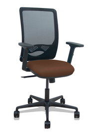Silla de oficina Zulema con mecanismo Sincro tapizada con Tela color Marrón oscuro y malla color Negro. Equipada con lumbar 1D, Brazos 2D y Ruedas 65mm nailon